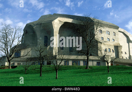 Suisse Europe Goetheanum Dornach canton Soleure printemps arbres prés du bâtiment de l'architecture moderne Rud Banque D'Images