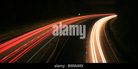 Light Trails de mouvement du trafic prises d'en haut à deux voies Banque D'Images