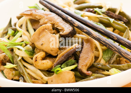 Curry de poulet thaï aux champignons et nouilles Banque D'Images