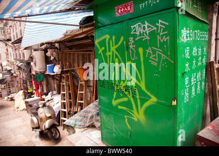 Gage de la rue du marché à Hong Kong, la ville côté rugueux rue avec graffitis sur lock up Banque D'Images