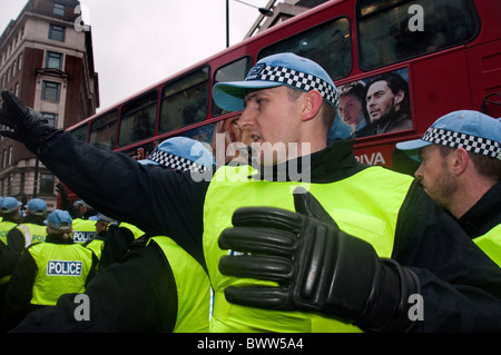 Les étudiants manifestent contre les coupures et l'éducation l'augmentation des frais de scolarité à Londres 30 novembre 2010 Tempête de neige Banque D'Images