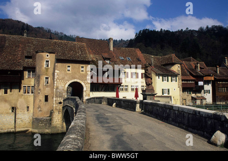 Europe Suisse Cantons Jura Saint Ursanne Vieille Ville pont rivière l'eau Débit d'eau des montagnes d'or et ses montagnes Banque D'Images