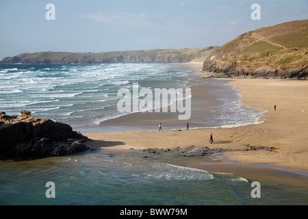 Les gens sur la plage de Perran, Broad Oak, Cornwall, Angleterre, Royaume-Uni Banque D'Images