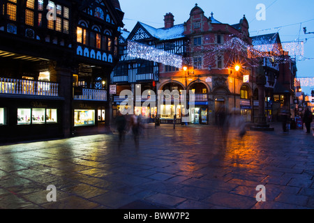 Centre-ville de la cathédrale fortifiée de Chester ; rues piétonnes Rows, commerces, magasins, galeries et bâtiments à Eastgate, Royaume-Uni Banque D'Images