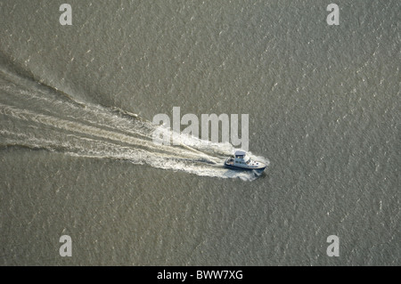 Vue aérienne de petit bateau naviguant sur le fleuve Hudson, New York State, USA Banque D'Images