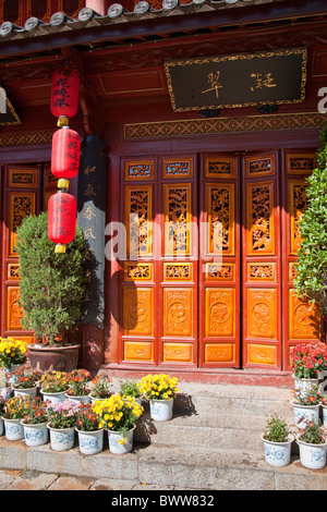 Portes en bois sculpté sur un bâtiment dans la vieille ville de Dayan, Lijiang, Yunnan Province, China Banque D'Images