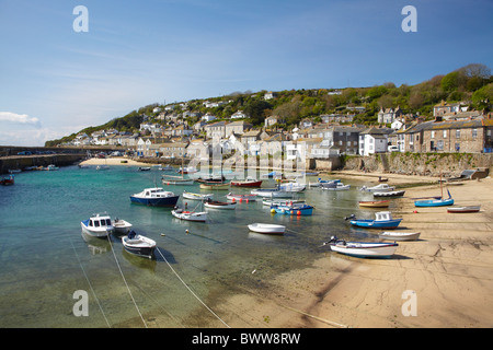 Bateaux dans Port Mousehole, près de Penzance, Cornwall, Angleterre, Royaume-Uni Banque D'Images