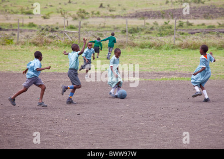 Foot à la récréation, Maji Mazuri centre et école, Nairobi, Kenya Banque D'Images