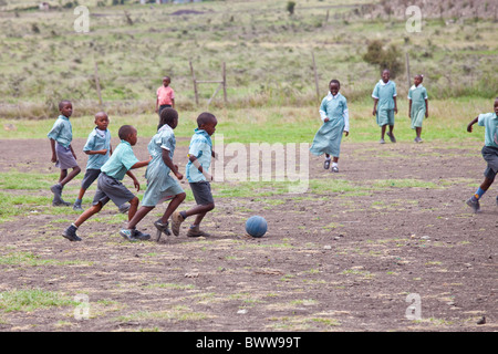 Foot à la récréation, Maji Mazuri centre et école, Nairobi, Kenya Banque D'Images