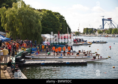 Dragon Boat Race [2008] Drachenbootrennen dans Final Warnemünde, Allemagne © Myrleen Pearson Banque D'Images