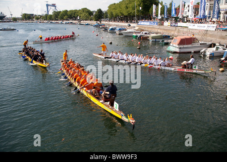 Dragon Boat Race [2008] Drachenbootrennen dans Final Warnemünde, Allemagne © Myrleen Pearson Banque D'Images