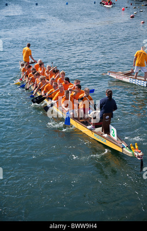 Dragon Boat Race [2008] Drachenbootrennen dans Final Warnemünde, Allemagne © Myrleen Pearson Banque D'Images