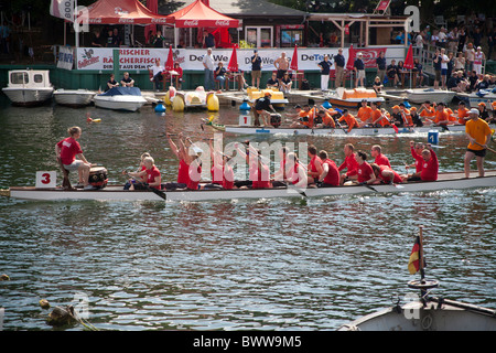 Dragon Boat Race [2008] Drachenbootrennen dans Final Warnemünde, Allemagne © Myrleen Pearson Banque D'Images