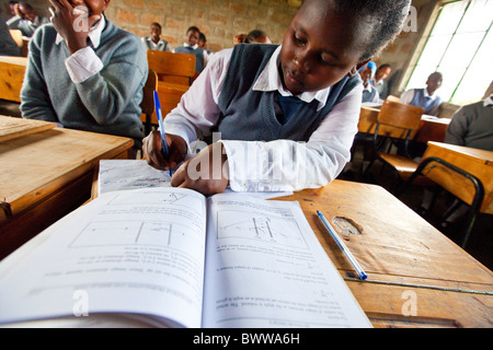 Les étudiants de bidonvilles de Mathare, étudiant la physique Maji Mazuri Centre et Girls High School, Nairobi, Kenya Banque D'Images