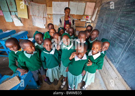 Classe de l'enseignant et des bidonvilles de Mathare, Maji Mazuri centre et école, Nairobi, Kenya Banque D'Images