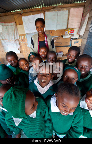 Classe de l'enseignant et des bidonvilles de Mathare, Maji Mazuri centre et école, Nairobi, Kenya Banque D'Images