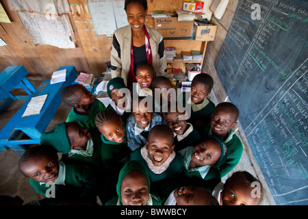 Classe de l'enseignant et des bidonvilles de Mathare, Maji Mazuri centre et école, Nairobi, Kenya Banque D'Images