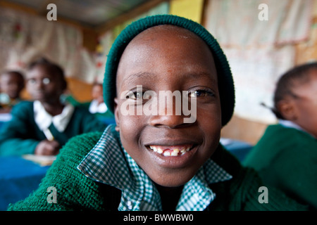 Dans les bidonvilles de Mathare d'écolier Maji Mazuri centre et école, Nairobi, Kenya Banque D'Images