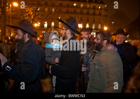 Paris, France, rabbins juifs célébrant les fêtes religieuses annuelles, Hanoukkah, cérémonie d'éclairage des bougies, nuit, traditions juives anciennes Banque D'Images