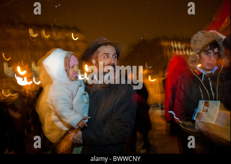 Paris, France, foule de gens dans la rue, rabbins juifs célébrant la fête religieuse annuelle, Hanukkah, cérémonie d'allumage des bougies, dans la rue la nuit, juifs hassidiques Banque D'Images