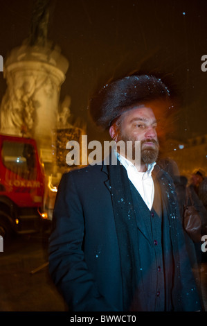 Paris, France, Rabbins juifs célébrant la fête religieuse annuelle, Hanukkah, cérémonie d'éclairage des bougies, nuit, Portrait Man, juifs hassidiques Banque D'Images