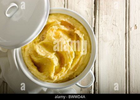 Purée de pommes de terre avec Garnie de noix de muscade râpée, la Fleur de sel et le beurre brun. Banque D'Images