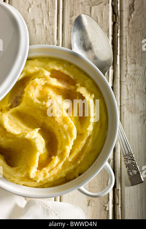 Purée de pommes de terre avec Garnie de noix de muscade râpée, la Fleur de sel et le beurre brun. Banque D'Images