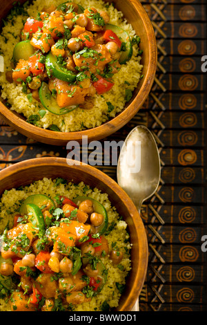 Sauté de légumes marocain avec Chickepeas, Garam Masala, courge musquée, Zucchine, Raisins, poivron rouge et Couscous Banque D'Images