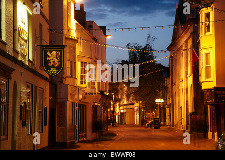 St Mary Street, au crépuscule, Weymouth, Dorset, Angleterre, Royaume-Uni Banque D'Images