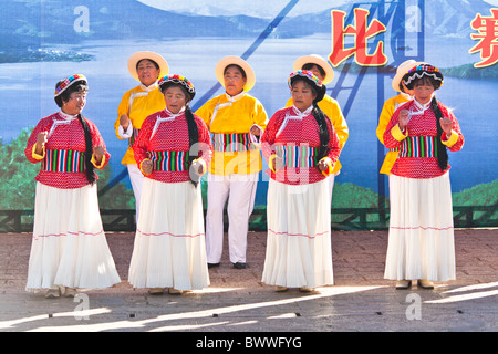 La danse des femmes Mosuo, portant le costume traditionnel, Lijiang, Yunnan Province, China Banque D'Images