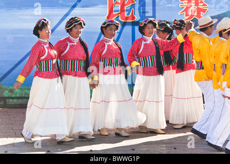 La danse des femmes Mosuo, portant le costume traditionnel, Lijiang, Yunnan Province, China Banque D'Images