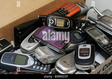 Les téléphones cellulaires usagés collectés pour être expédiés pour recyclage Banque D'Images