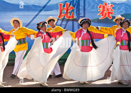 La danse des femmes Mosuo, portant le costume traditionnel, Lijiang, Yunnan Province, China Banque D'Images