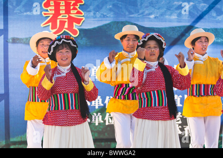 La danse des femmes Mosuo, portant le costume traditionnel, Lijiang, Yunnan Province, China Banque D'Images