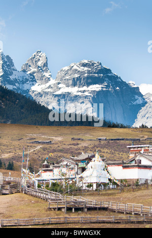 Yulong Xue Shan Mountain, également connu sous le nom de Montagne Enneigée du Dragon de Jade, de Yak Meadow viewpoint, Lijiang, Yunnan Province, China Banque D'Images