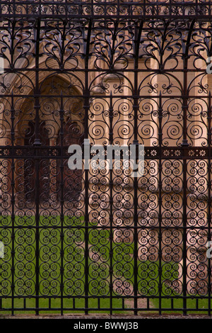 Une clôture métallique ferme le quad par St John's College Chapel dans Camrbidge, Angleterre Banque D'Images