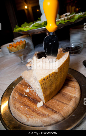 Un morceau de fromage Parmesan Banque D'Images