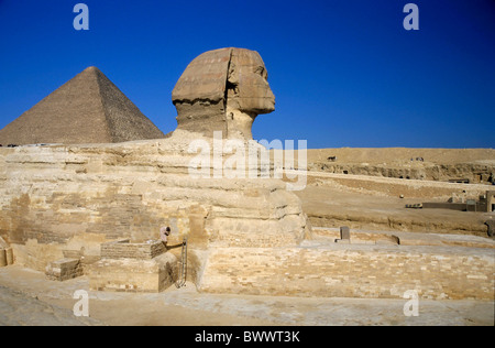 Profil du grand Sphinx avec la grande pyramide de Gizeh en arrière-plan, Giza, Egypte. Banque D'Images