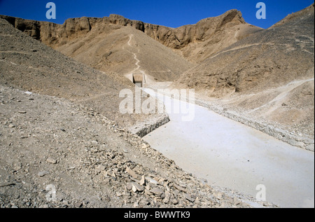 Route menant à l'entrée d'une tombe du roi dans la Rive Ouest de la Vallée des Rois, Louxor, Egypte. Banque D'Images