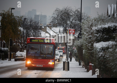 Un service de bus P4 monte Herne Hill tôt après une nuit fraîche de neige dans le sud de Londres. Banque D'Images