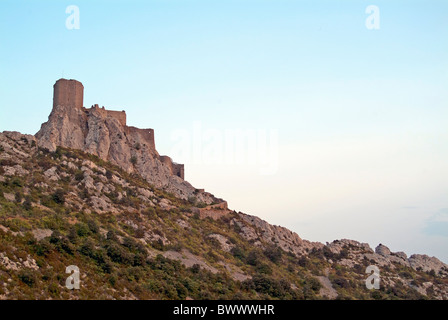 Coucher de soleil sur le château de Quéribus, un château en ruine à Cucugnan, Aude, France. Banque D'Images