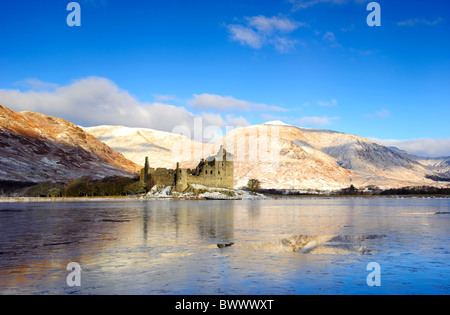 La recherche à travers un Loch Awe gelé en partie aux ruines de château de Kilchurn en Argyle, en Écosse. Banque D'Images