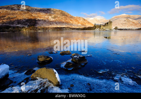 La recherche à travers un Loch Awe gelé en partie aux ruines de château de Kilchurn en Argyle, en Écosse. Banque D'Images