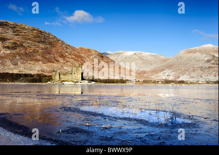 La recherche à travers un Loch Awe gelé en partie aux ruines de château de Kilchurn en Argyle, en Écosse. Banque D'Images