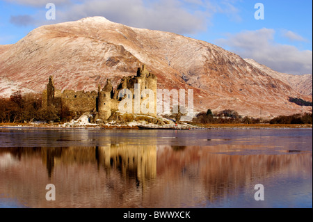 La recherche à travers un Loch Awe gelé en partie aux ruines de château de Kilchurn en Argyle, en Écosse. Banque D'Images