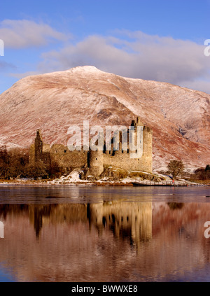 La recherche à travers un Loch Awe gelé en partie aux ruines de château de Kilchurn en Argyle, en Écosse. Banque D'Images