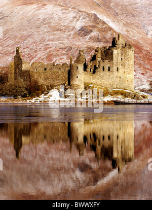 La recherche à travers un Loch Awe gelé en partie aux ruines de château de Kilchurn en Argyle, en Écosse. Banque D'Images