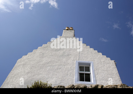 Maison blanchie à la chaux avec crow est intervenu dans gable Crail , Fife. Banque D'Images