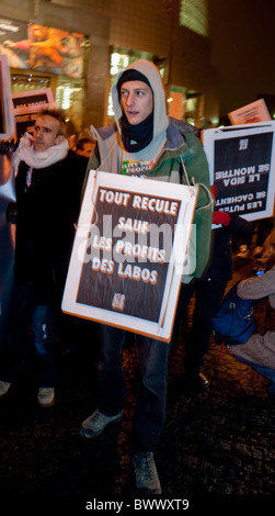 Paris, France, démonstration du sida, Journée mondiale du sida, ACT Up-Paris, Des adolescents portant des panneaux de protestation en français, font monter une affiche Banque D'Images