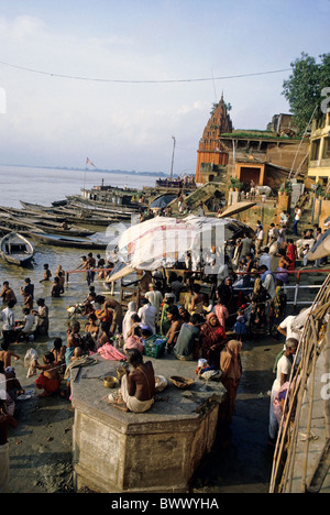 Les personnes qui font des ablutions dans le Gange, Varanasi, Inde. Banque D'Images